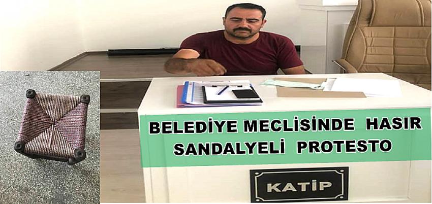 BELEDİYE MECLİSİNDE HASIR SANDALYELİ PROTESTO