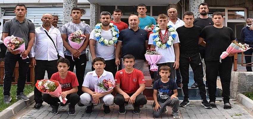 KIRKPINAR FATİHLERİ İSKİLİP’TE ÇOŞKUYLA KARŞILANDI